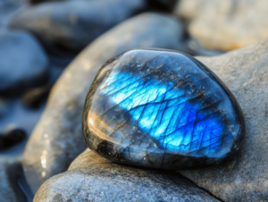 Labradorite pour renforcer la confiance en soi et protéger l'aura des énergies négatives